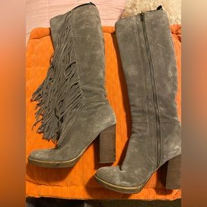 Super cute heeled gray suede Steve Madden boots. Chunky comfortable heel.